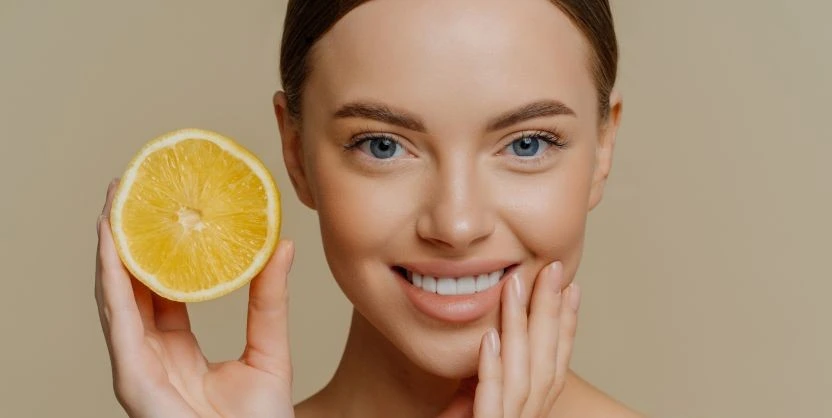 فوائد سيروم فيتامين سي للبشرة وكيفية استخدامه